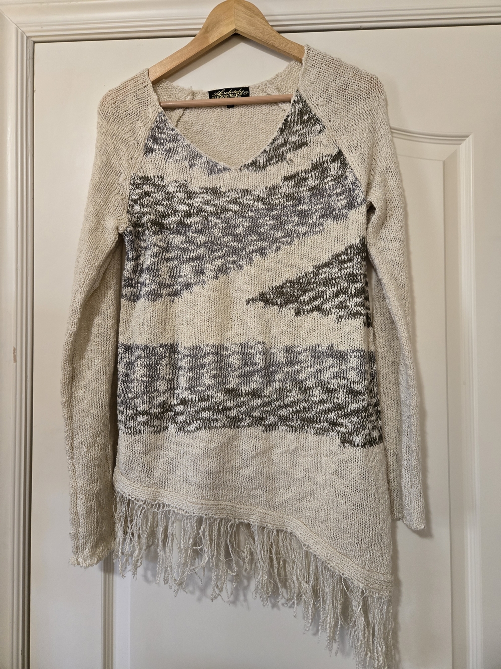 Absolutely Famous Cream & Gray Fringed V-Neck Sweater Cozy Casual Fall